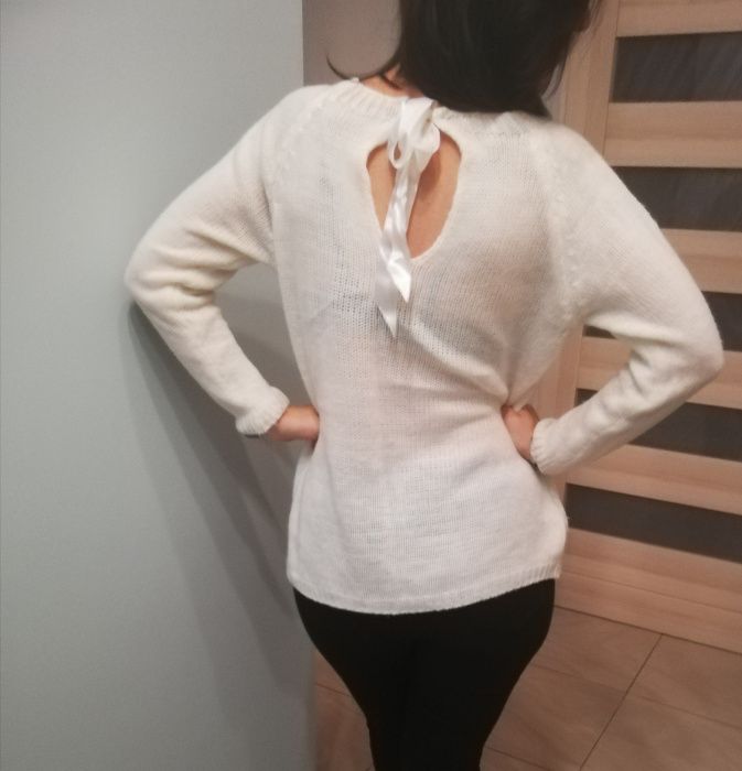 Sweter ecru w misie moschino