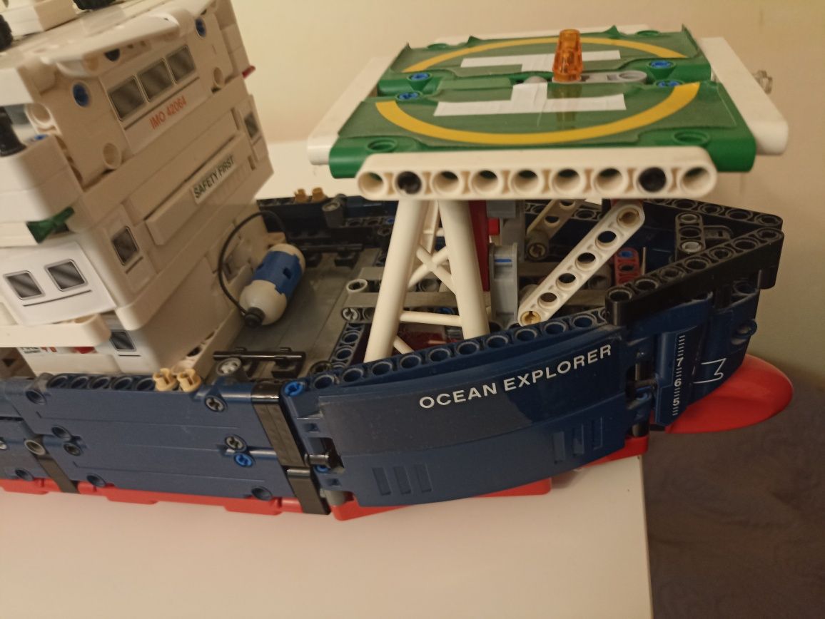 Statek LEGO Technic 42064 Ocean Explorer 1300 klocków, skala 1:300