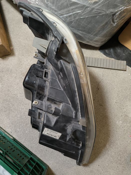 Sprinter Farol esquerdo 75€