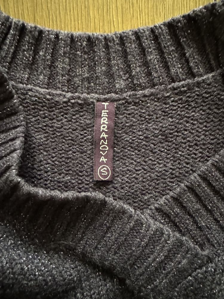 Sweter w kolrze fioletowym z błyszczącą nitką
