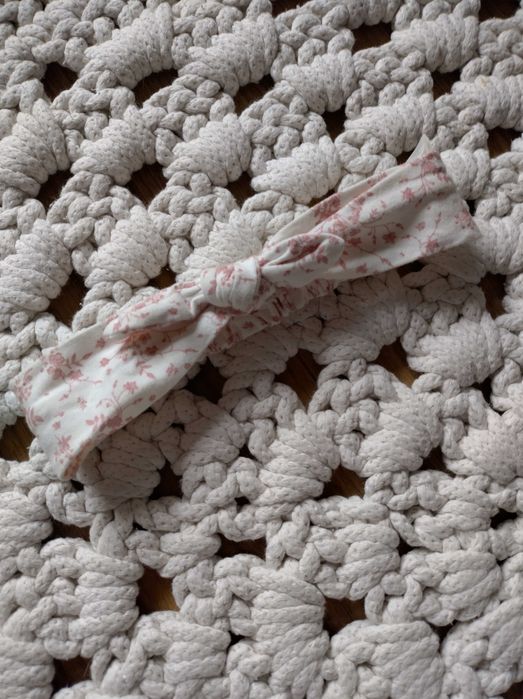 Cienka opaska ozdobna dla dziewczynki  firma hm obwód 36 cm.