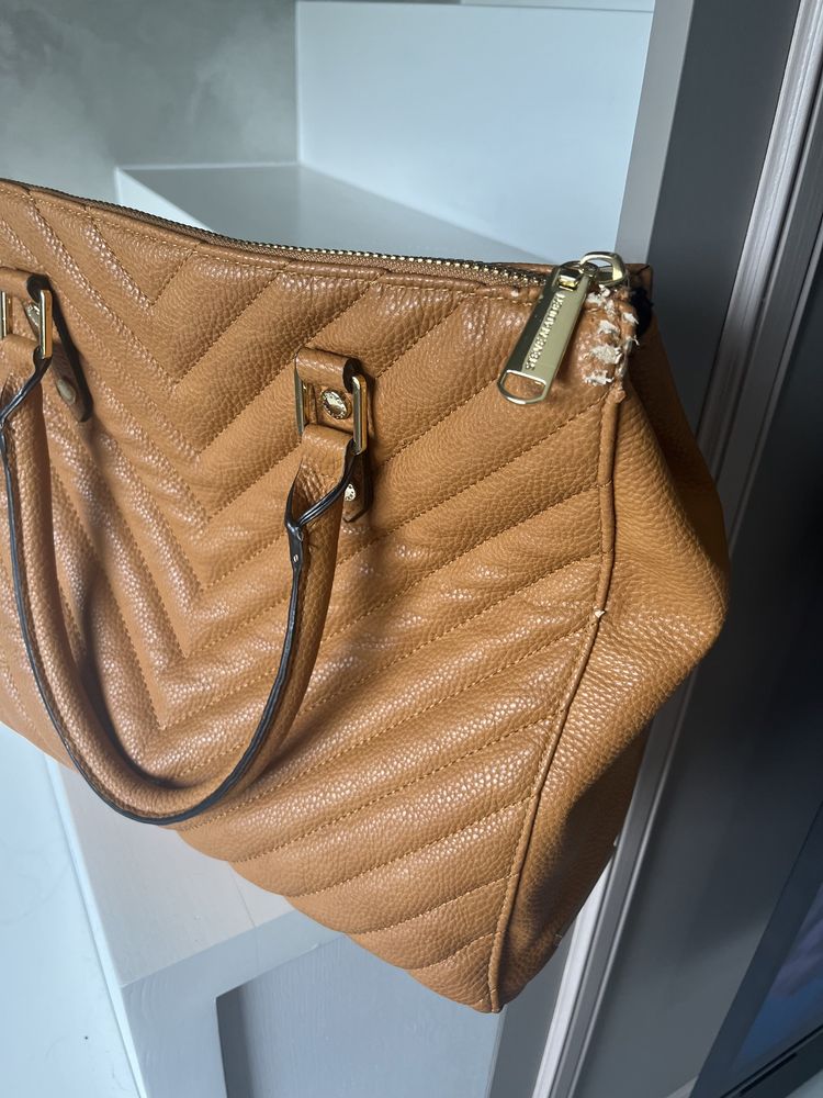 Torebka kamel brązowa złoty łańcuch steve madden