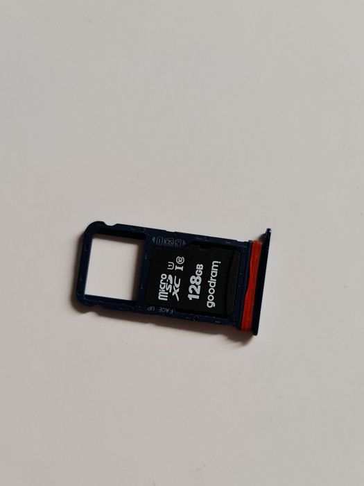 Motorola Moto G8 XT2045-2 + ładowarka z kablem + etui + karta microSD