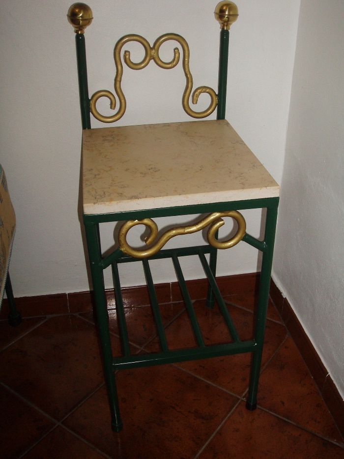 cama de ferro com mesa de cabeceira e candiero de teto