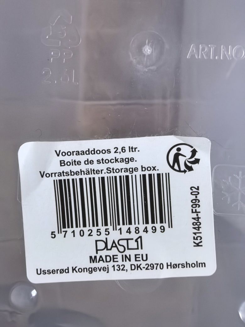 Dwa plastikowe pojemniki *