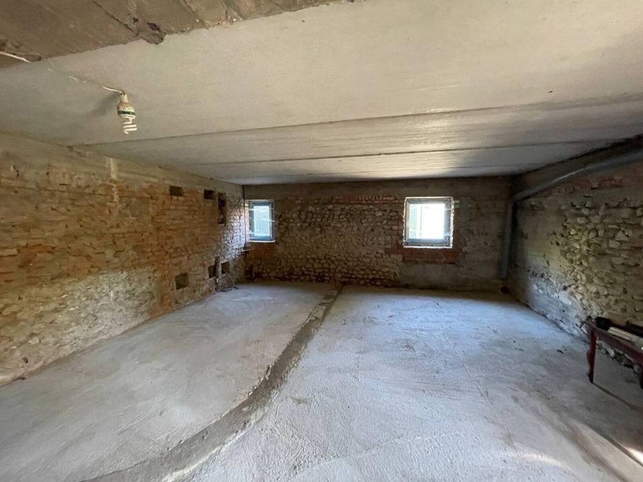 Продаж великого будинку у передмісті Тернополя