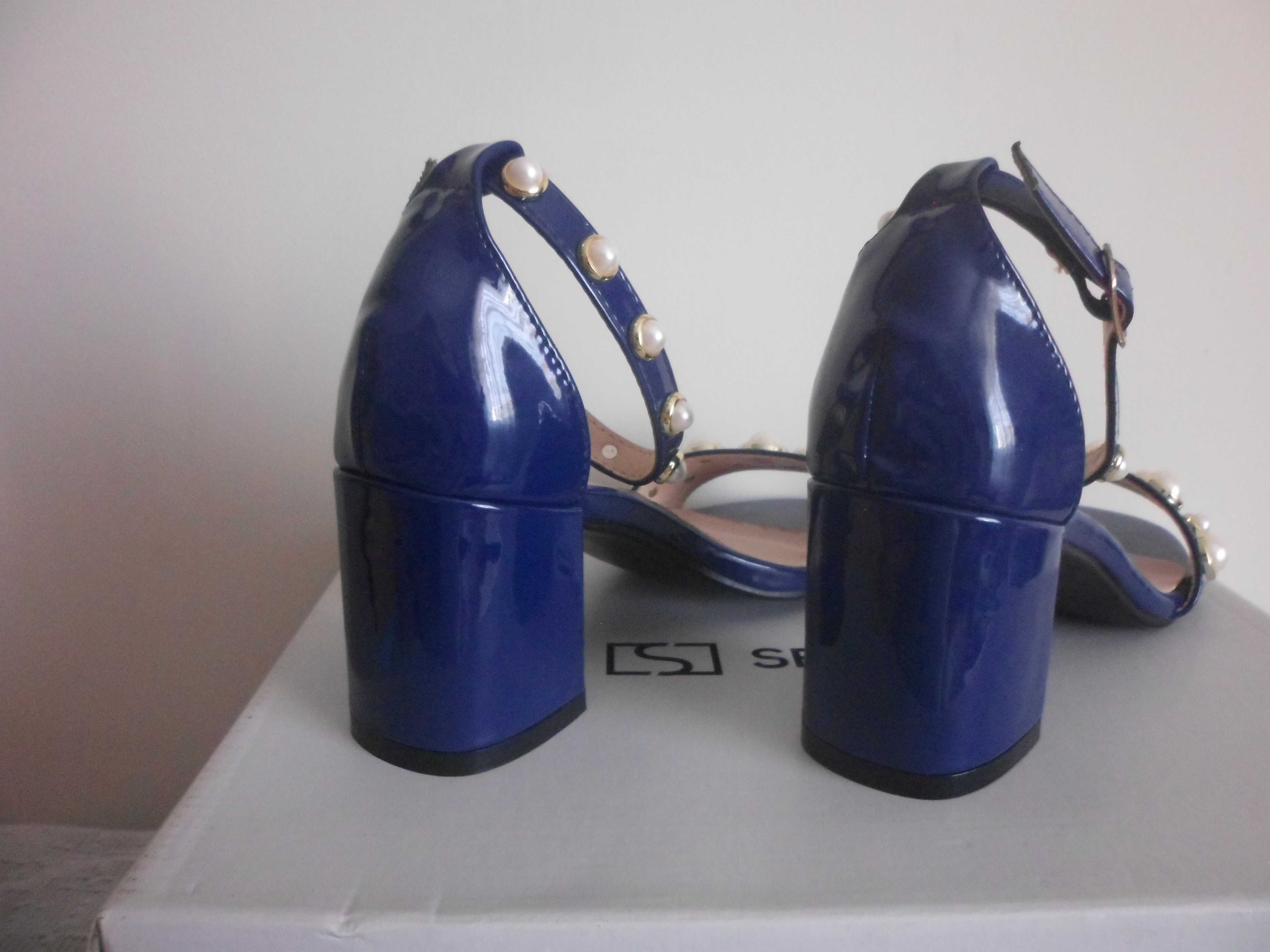 sandálias novas com etiqueta cor azul