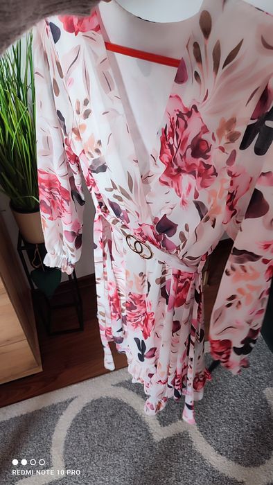 Piękna elegancka sukienka dekolt v z paskiem w talii komunia chrzest