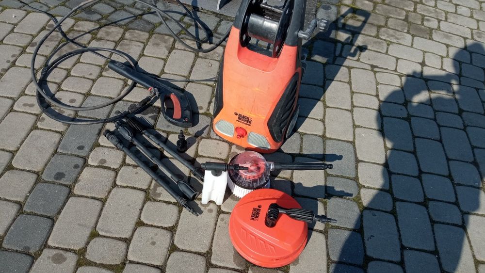 Myjka Black& Decker+szczotka do czyszczenia bruku