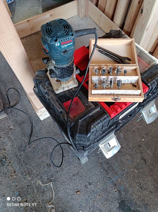 Frezarka krawędziowa Bosch w zestawie frezy