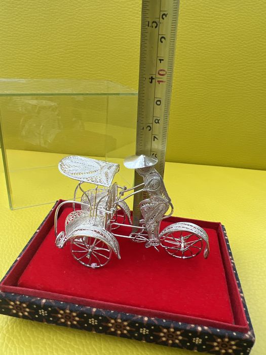 Ręcznie pleciona posrebrzana riksza rowerowa za szkłem silver plated