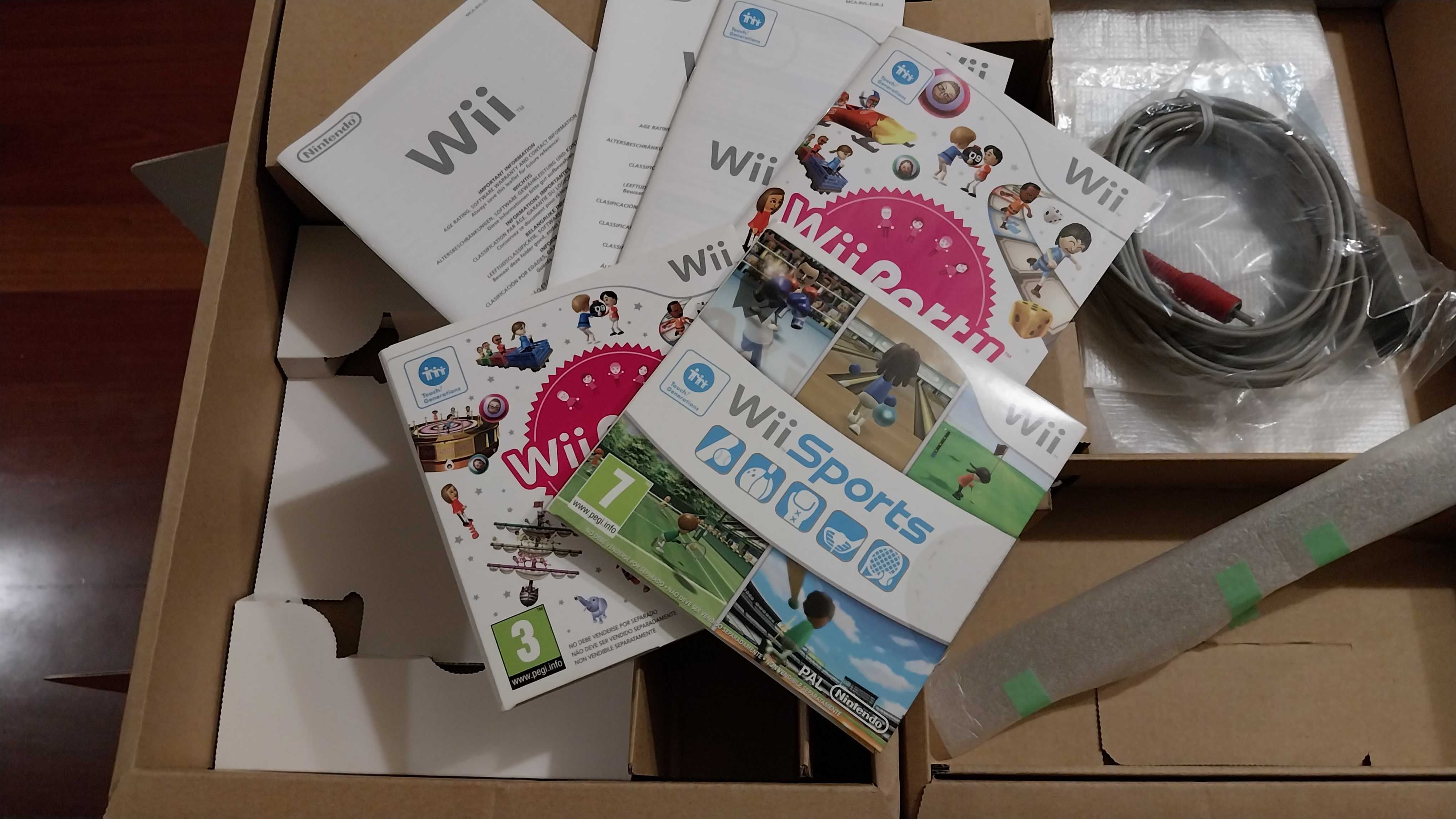 Caixa Nintendo Wii Family  com acessórios e dois jogos