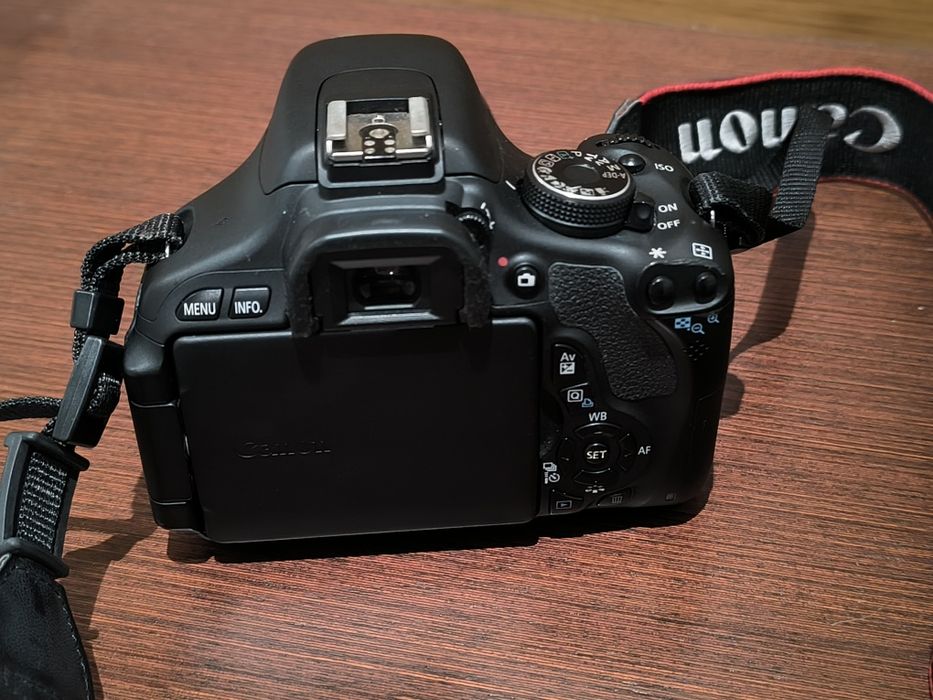 Máquina fotográfica Canon EOS 600d Completa