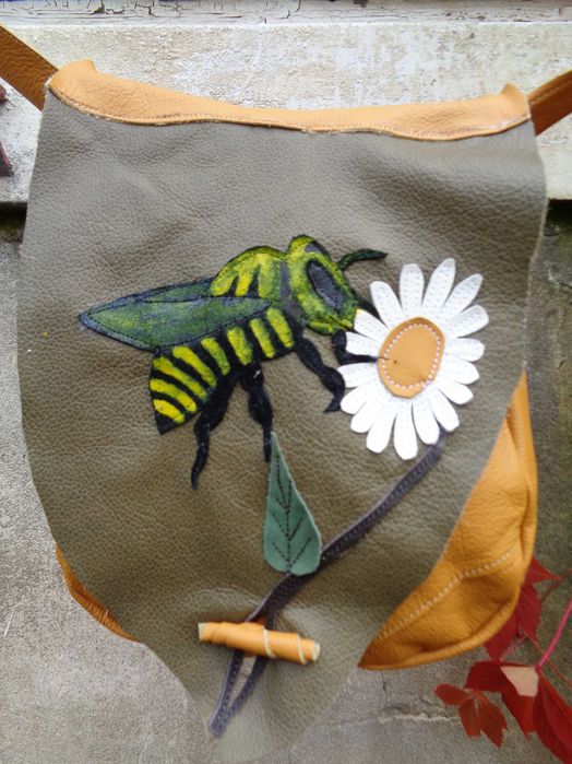 Artystyczna skórzana torebka z pszczołą. Handmade