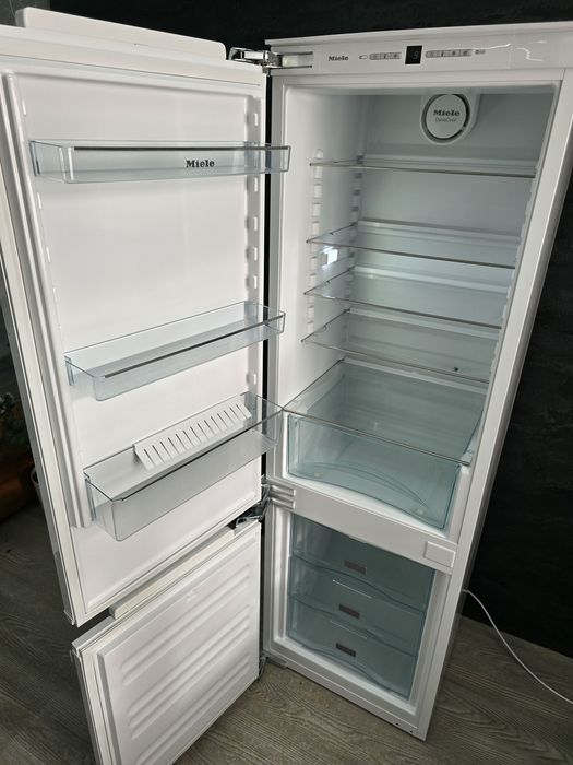 Вбудований холодильник Miele®️ Kfn37232  NoFrost DunaCool Led
