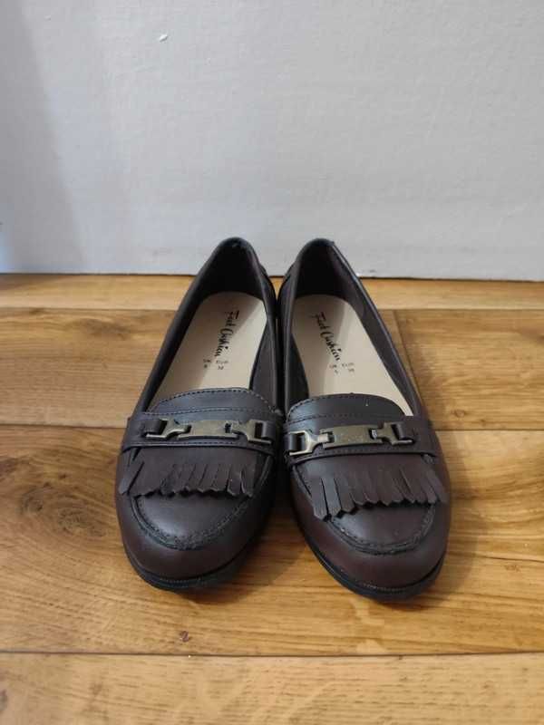 Brązowe buty mokasyny z frędzlami foot cushion