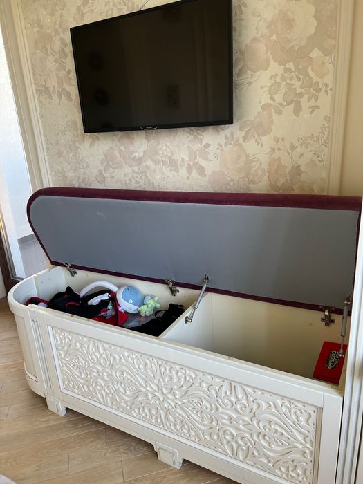 Дві шафи з мʼякими частинами та оздобленням