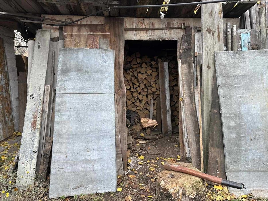 Продається будинок, складається з двох кімнат і кухні.