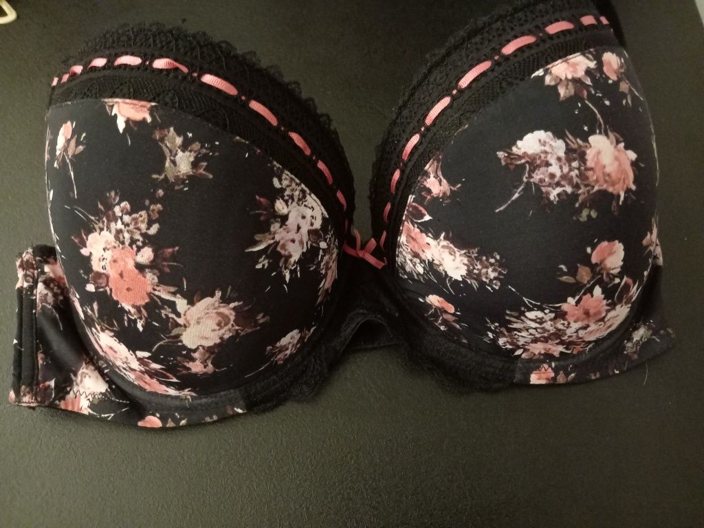 80 F biustonosz z fiszbinami push up. Kolor czarny z kwiatkami.