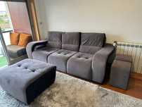 Sofá 3 lugares com chaise e puffs
