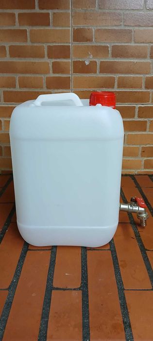 Vendo Jerrycans 10L com torneira — Novo