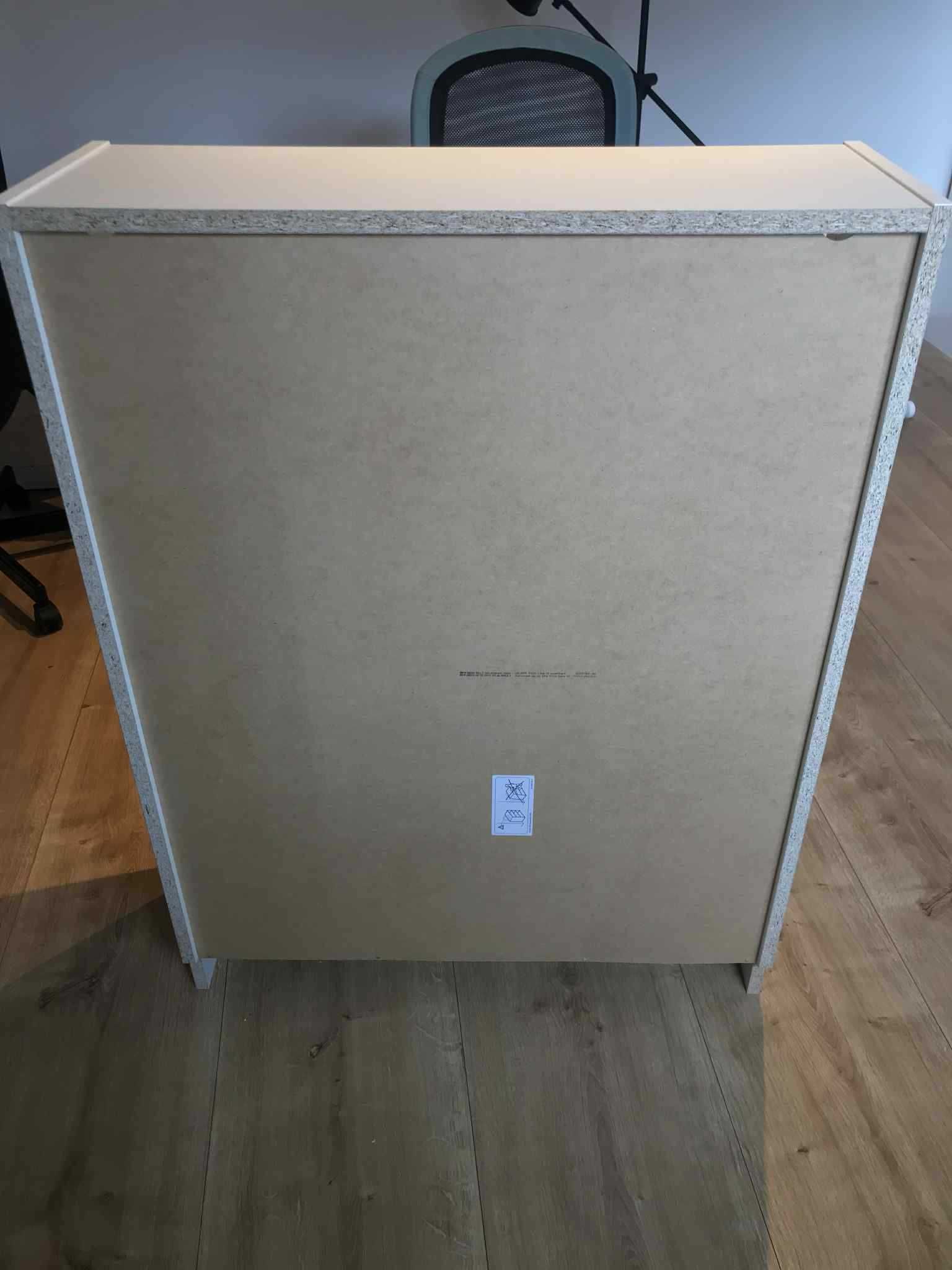 Biała komoda z trzema półkami – 106×80×28 cm, pojemna i uniwersalna