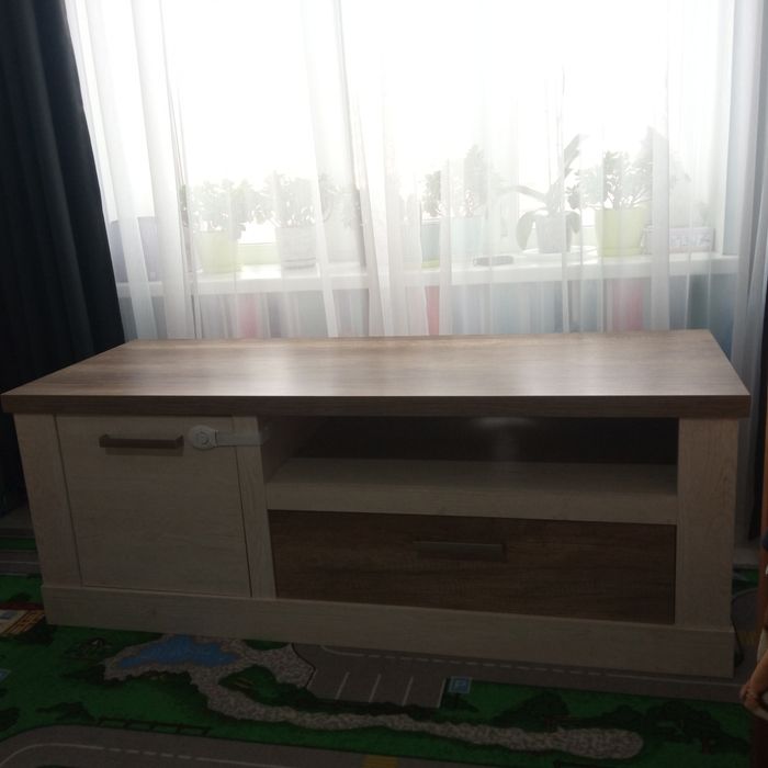 Продам тумбочку під телевізор.Стан нової.