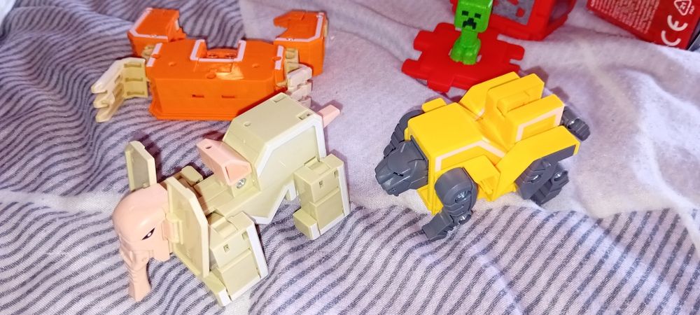 Livros infantis para crianças e alguns brinquedos