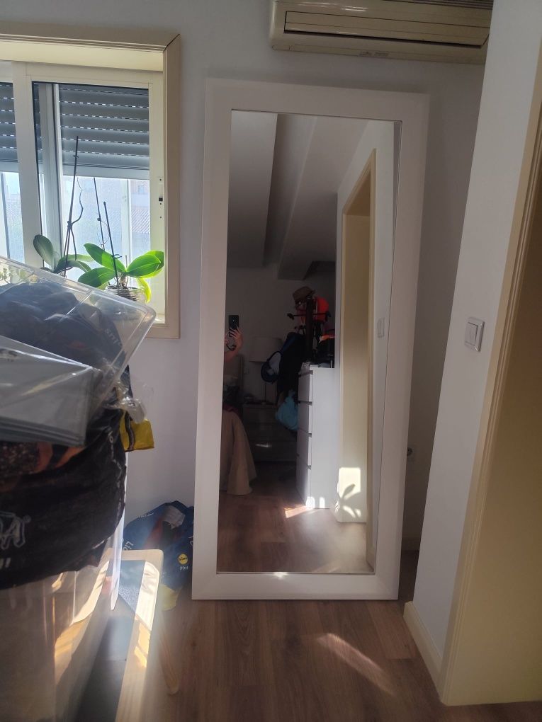 Espelho com laçado branco