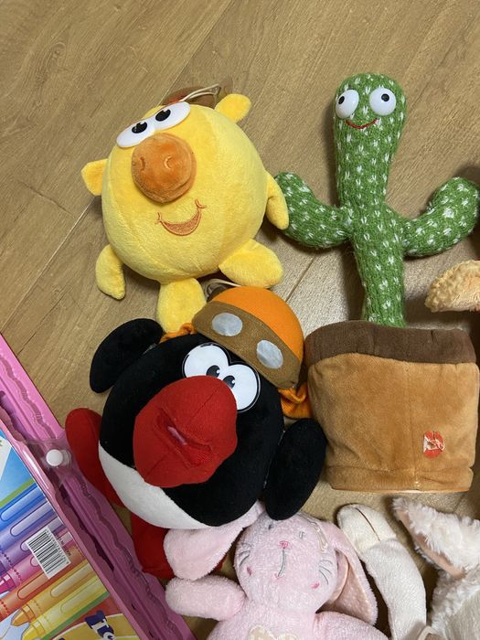Мягкие игрушки и набор карандашей