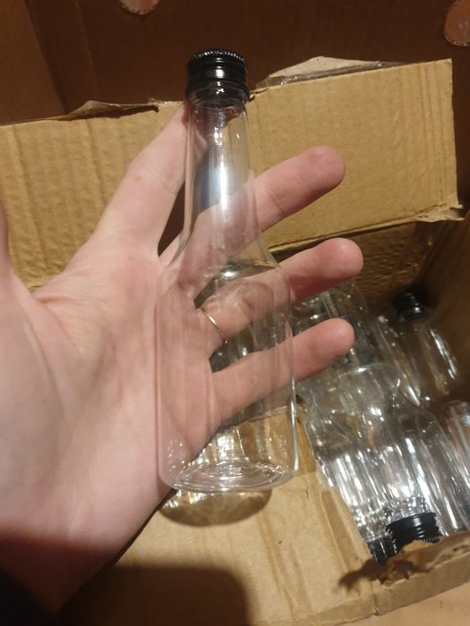 Male plastikowe butelki z zakrętkami nowe