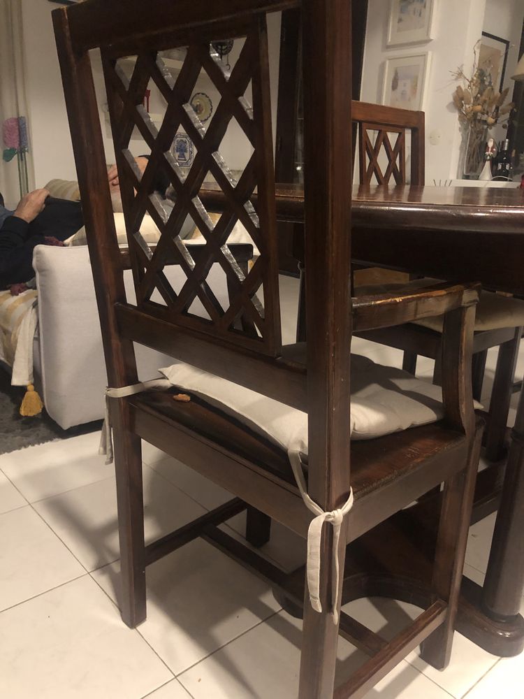 Mesa , duas cadeiras e dois cadeirões