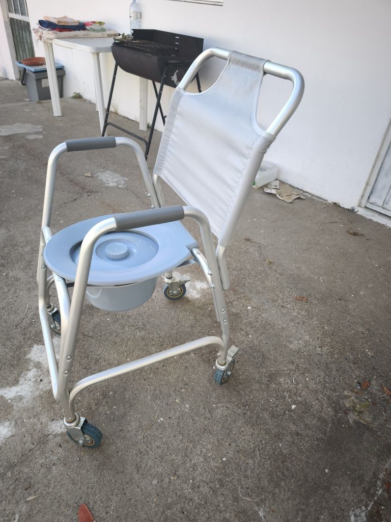 Cadeira sanitária com rodas