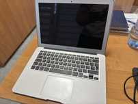 Macbook Air 13” z 2017 roku