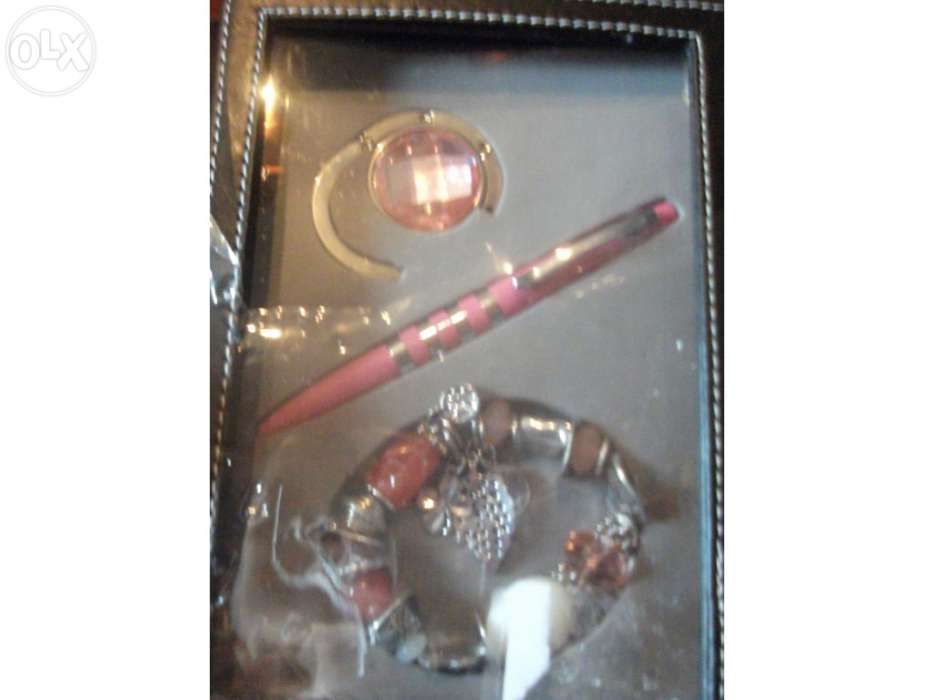 Conjunto de mulher rosa com pulseira, porta chaves e caneta