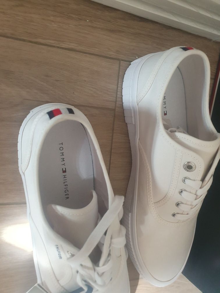 Tommy Hilfiger 44  28 cm