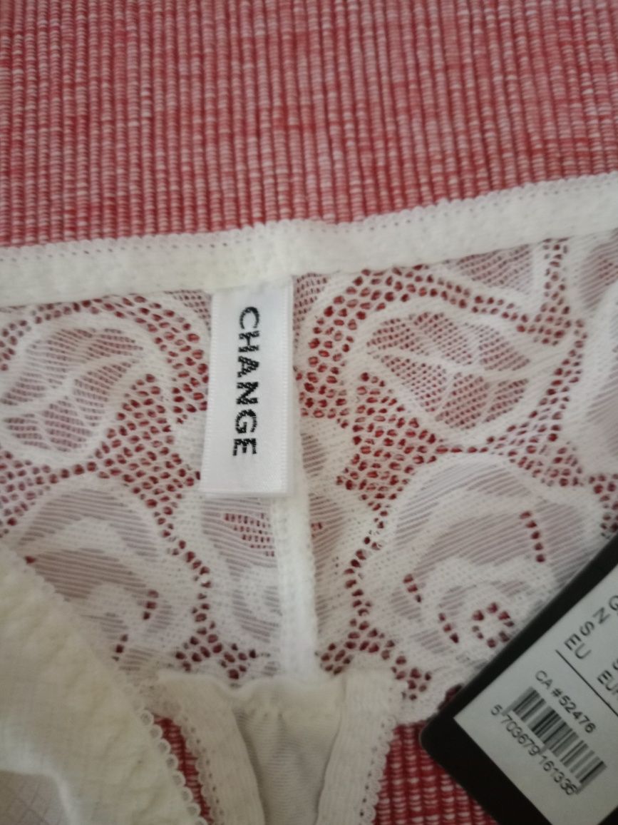 Piękne stringi w lekkim kolorze ecru.