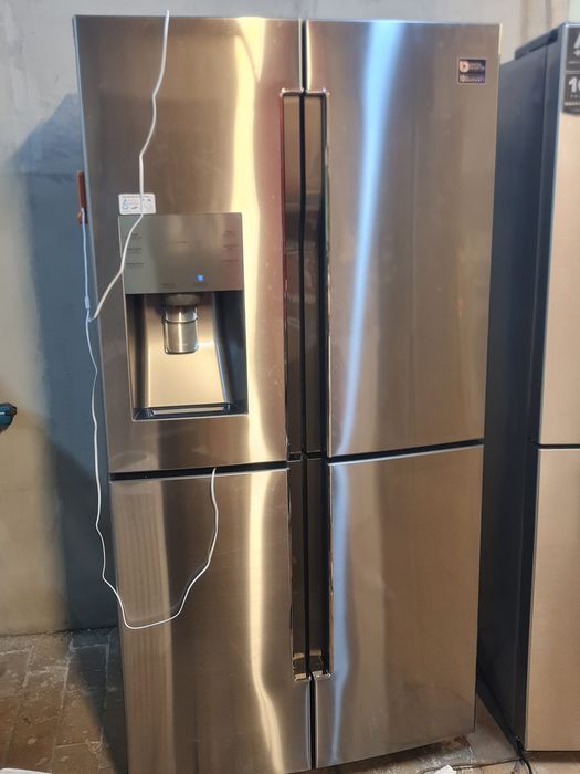 Холодильник Samsung з дистрибутором води та льоду