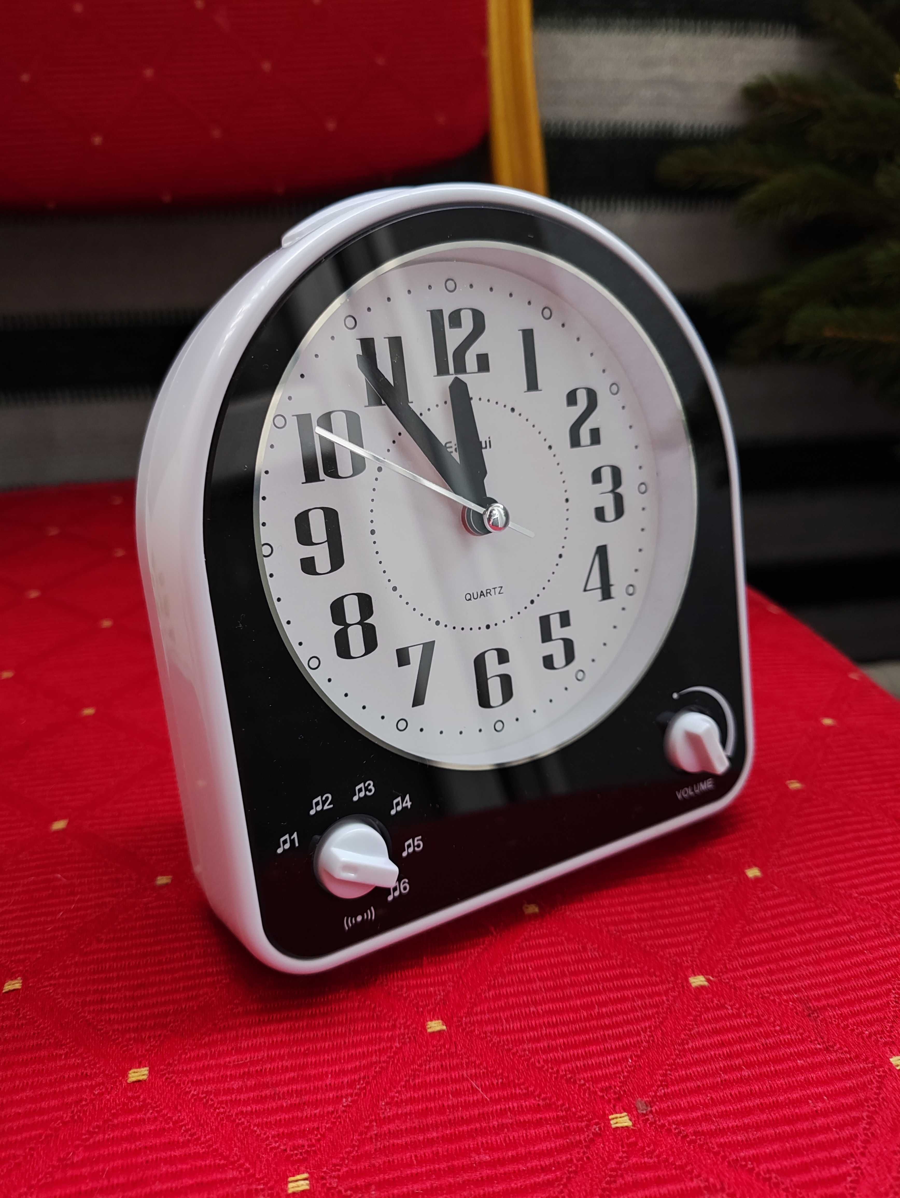Budzik Biały z Lampką drzemką 
kwarcowy analogowy Zegar zegarek