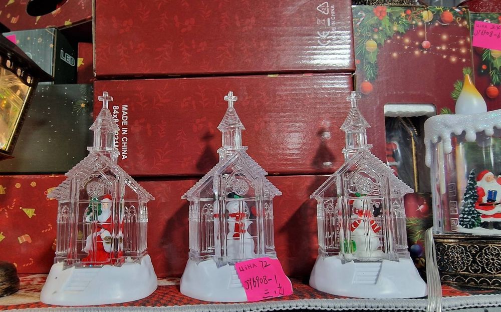 Різдвяні   новорічні ліхтарі зі святквою тематикою.