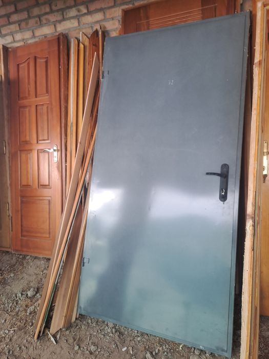 Двері вхідні металеві і дерев'яні