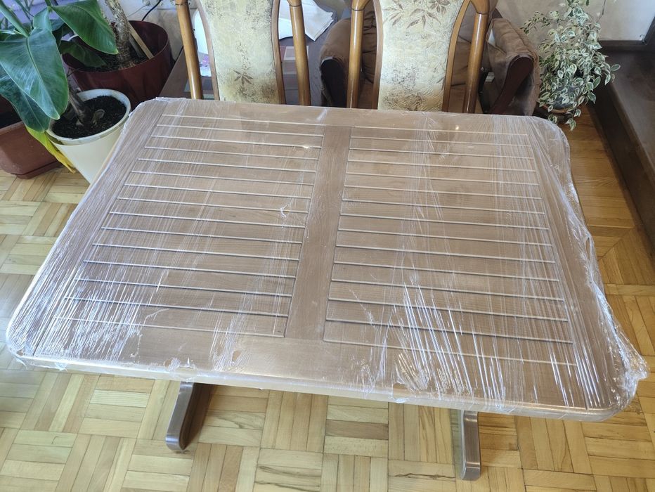 Новий дерев'яний стіл для вітальні, тераси  або кухні