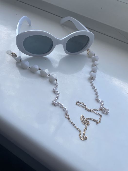 Łańcuszek do okulaów białe kamyczki