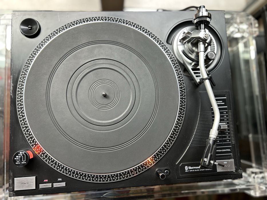 Gira discos Sherwood PM9800 em bom estado.