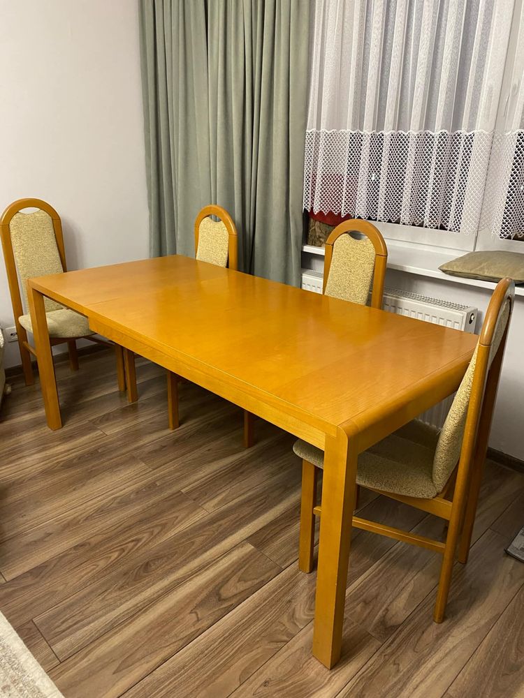 rozkładany, drewniany stół do salonu