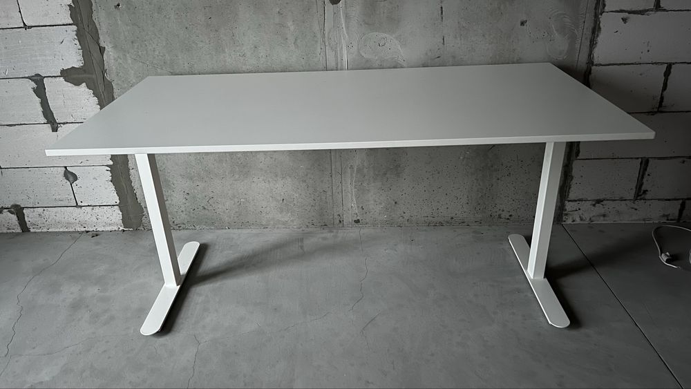 Стіл компʼютерний