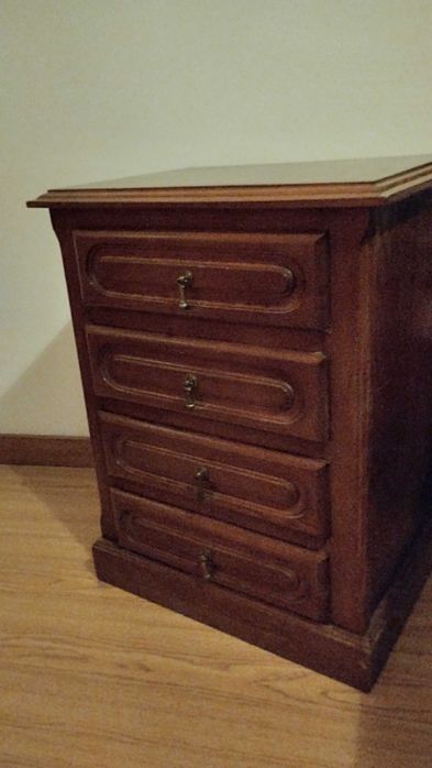 Vendo 2 mesinhas de cabeceira em bom estado as duas 40 euros