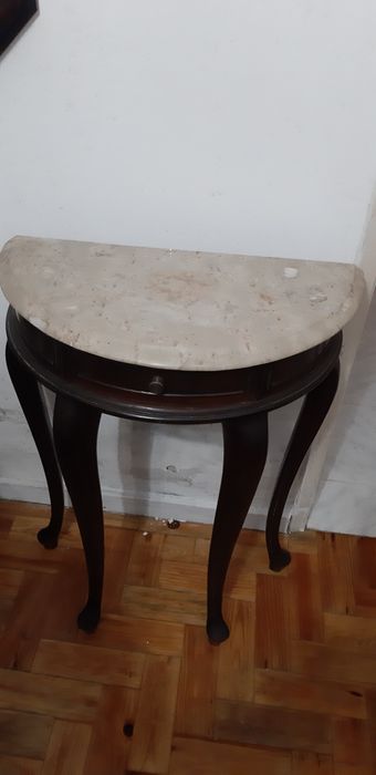 Cristaleira mogno e mesa de apoio