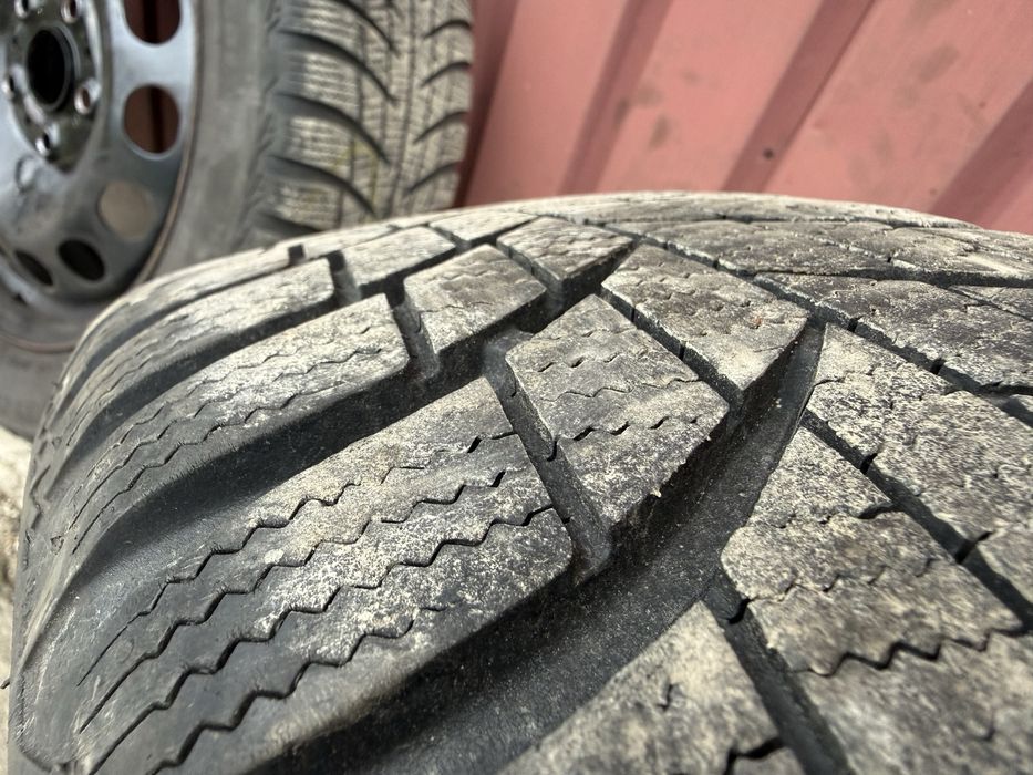 Stalowe felgi z oponami zimowymi plus kołpaki skoda