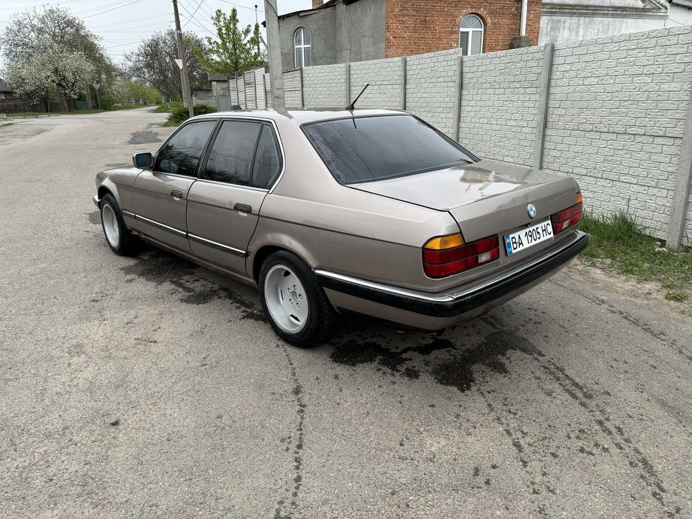 Продам BMW E32 7 серия 3.0 газ/бензин,1988 год выпуска.